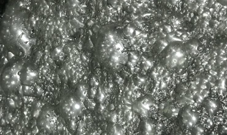 アルカリ洗浄剤を入れ替えることで、電気料金を年間43万円削減、廃液費用の削減と入れ替え作業費の削減に成功した事例